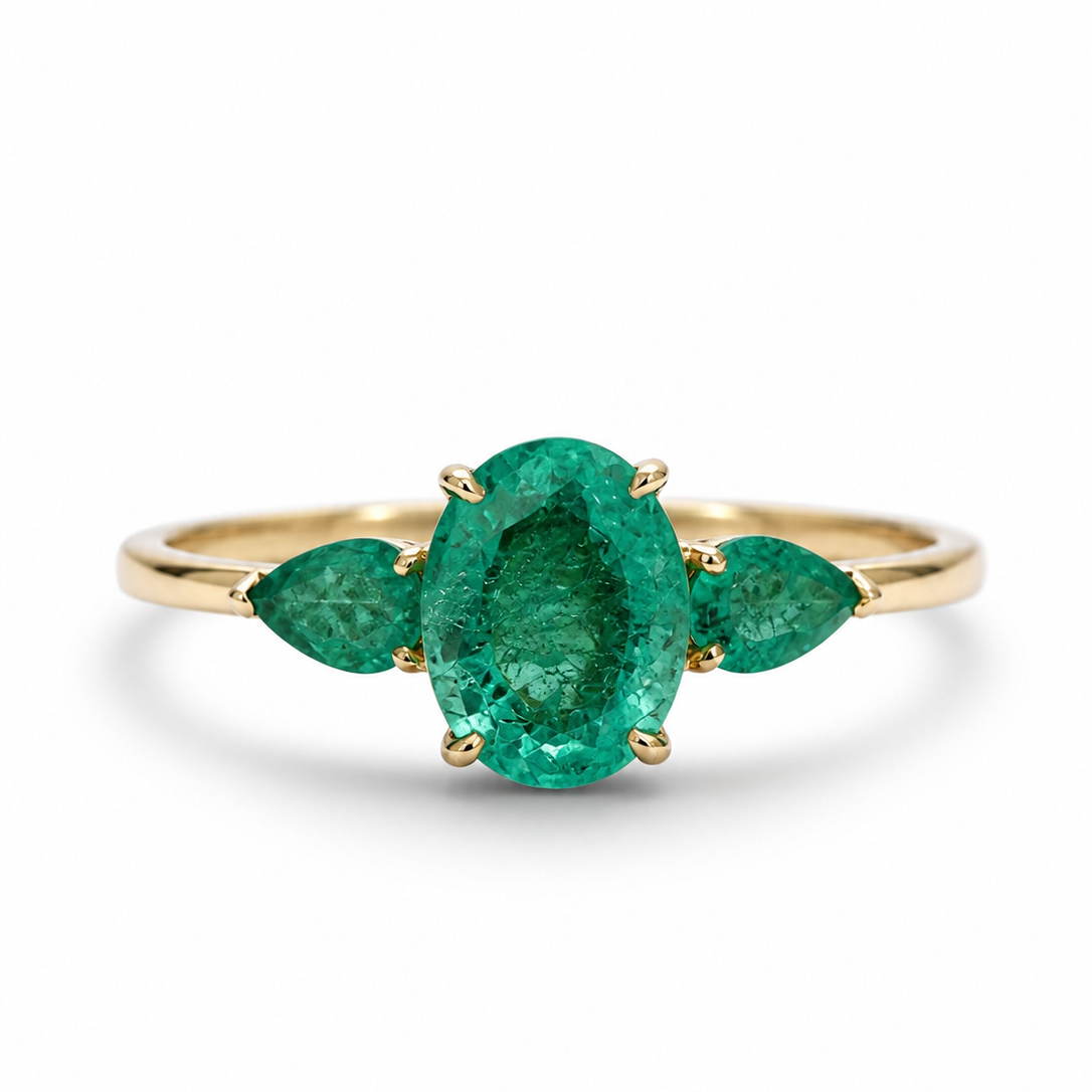 Bague en or jaune 18 carats,  Émeraude ovale & épaules poire