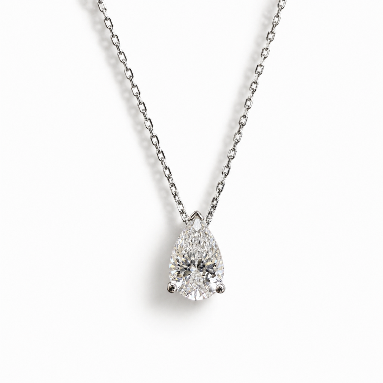 Collier en or gris 18 carats,  Diamant poire GIA 1,02 ct