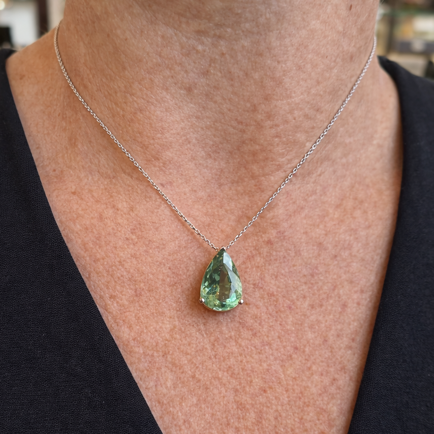 Collier Tourmaline Verte,  Or Gris 18 Carats