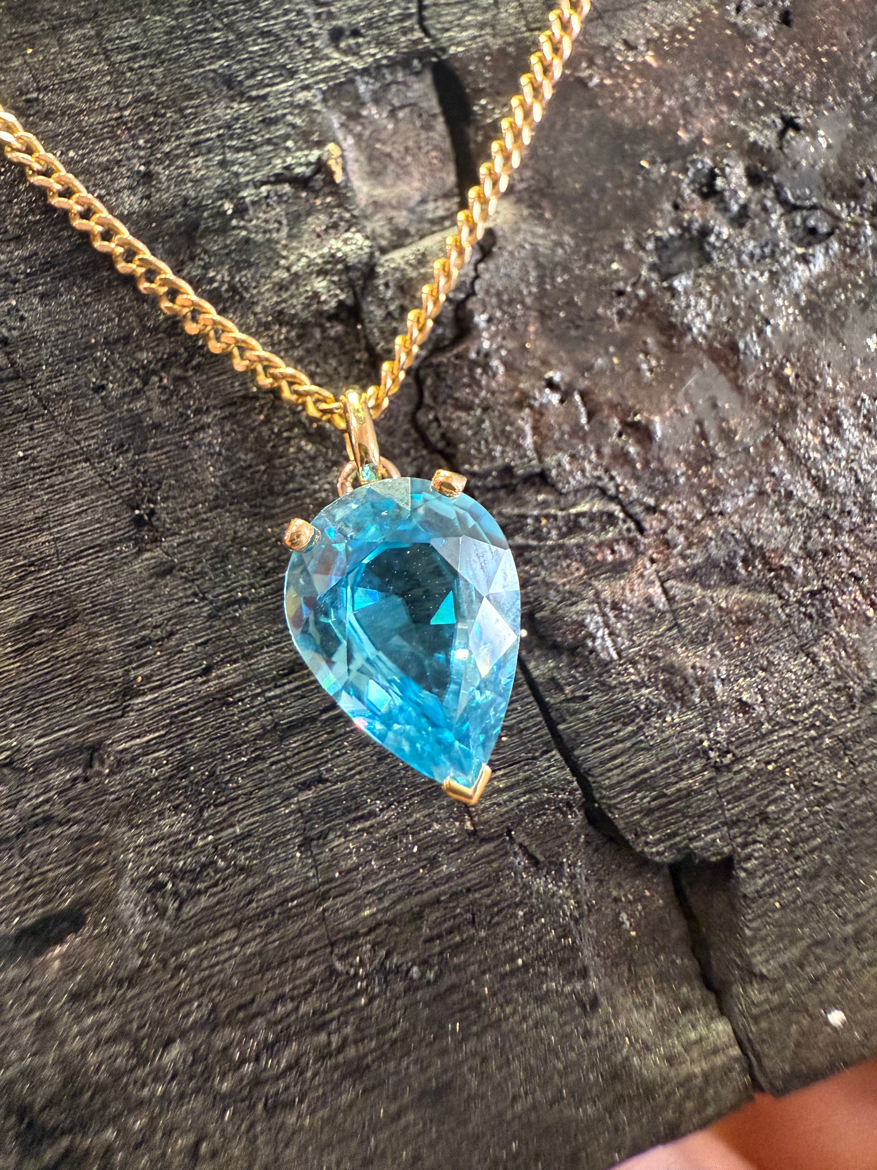 Collier en or jaune 18 carats  Zircon bleu taille poire