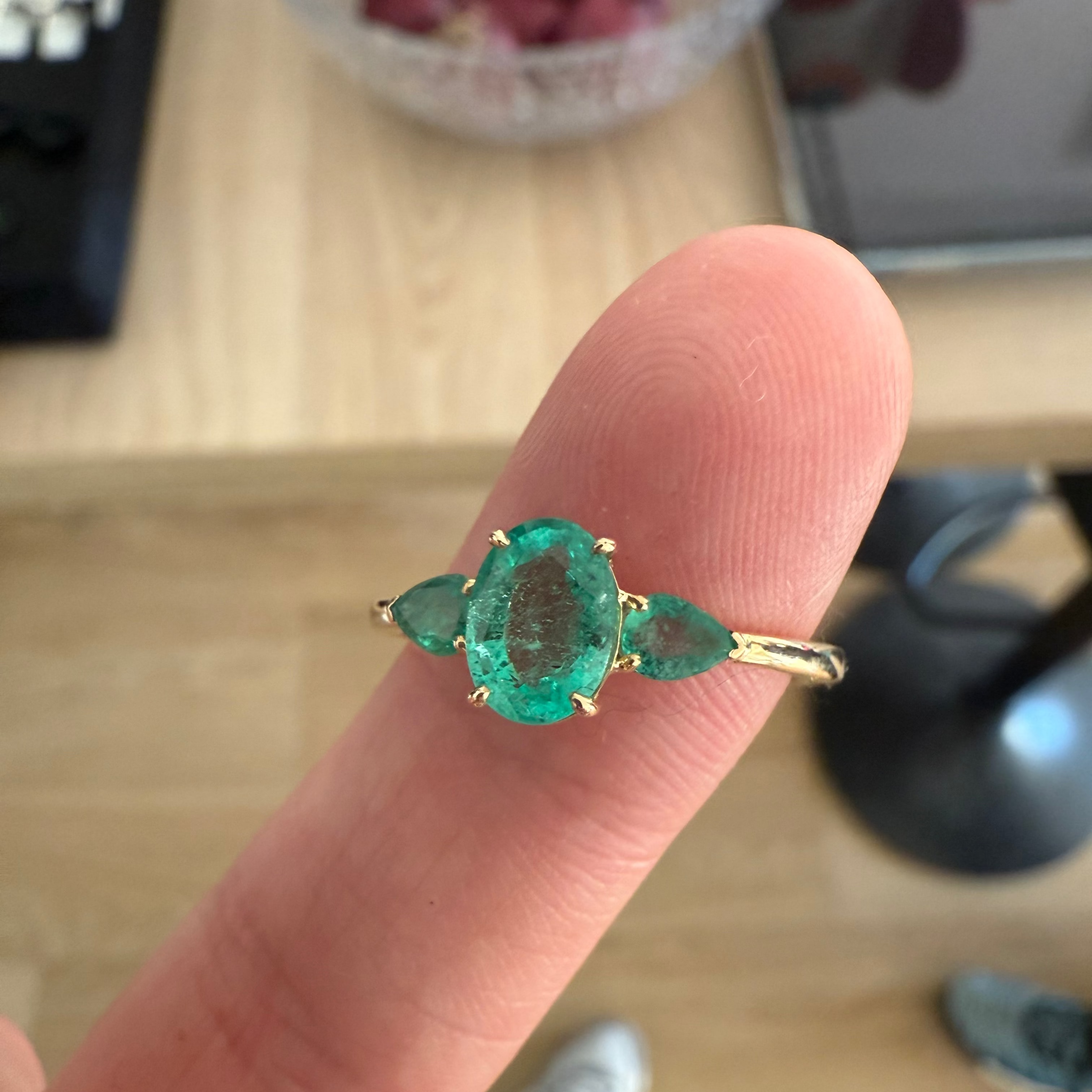 Bague en or jaune 18 carats,  Émeraude ovale & épaules poire