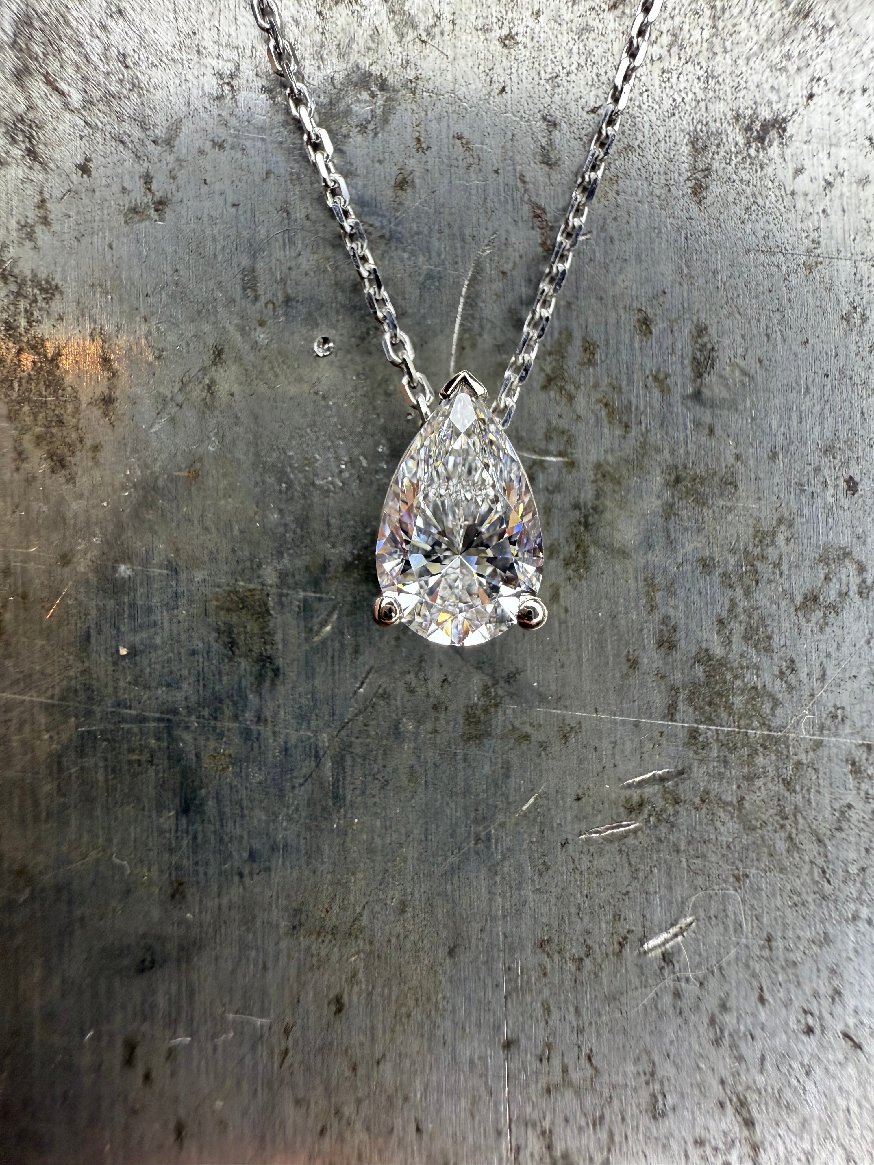 Collier en or gris 18 carats,  Diamant poire GIA 1,02 ct