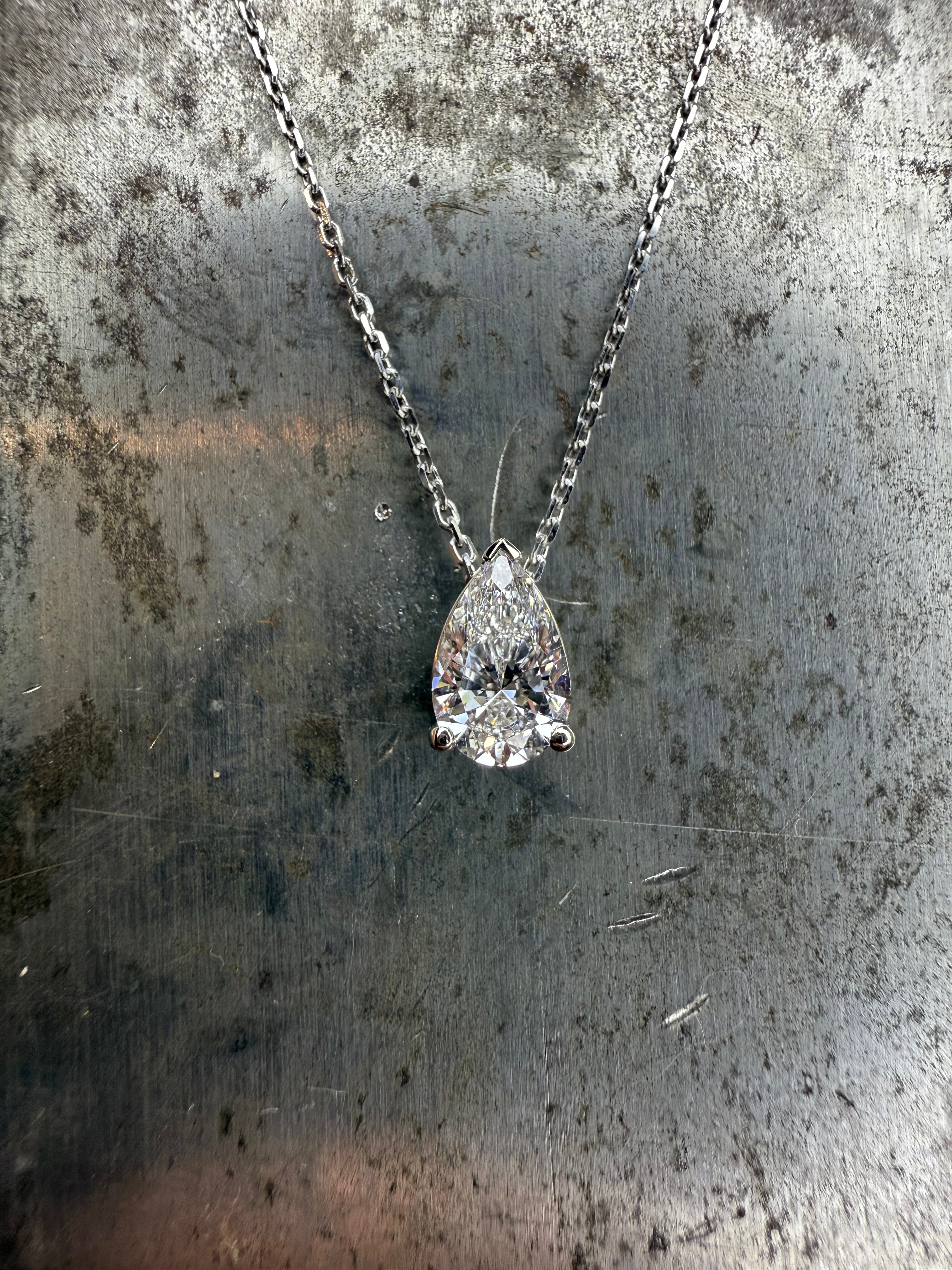 Collier en or gris 18 carats,  Diamant poire GIA 1,02 ct