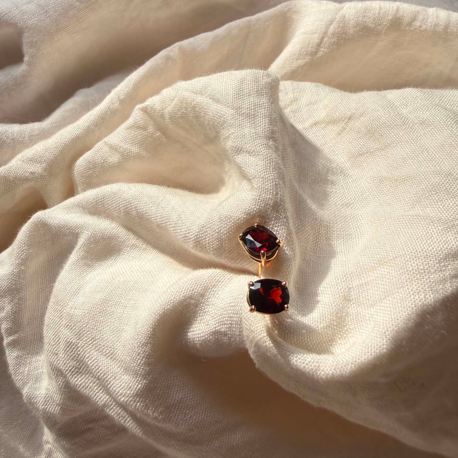 Boucles d'oreilles Luc Yên (Vietnam) – Grenats Rhodolites & Or Rose 18