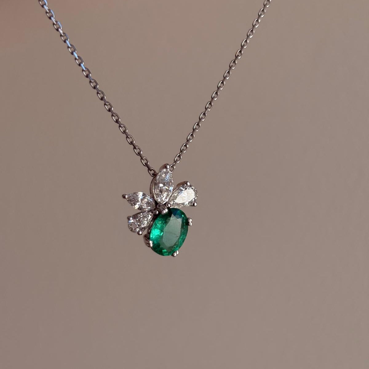 Collier en or gris 18 carats, émeraude de Zambie et diamants